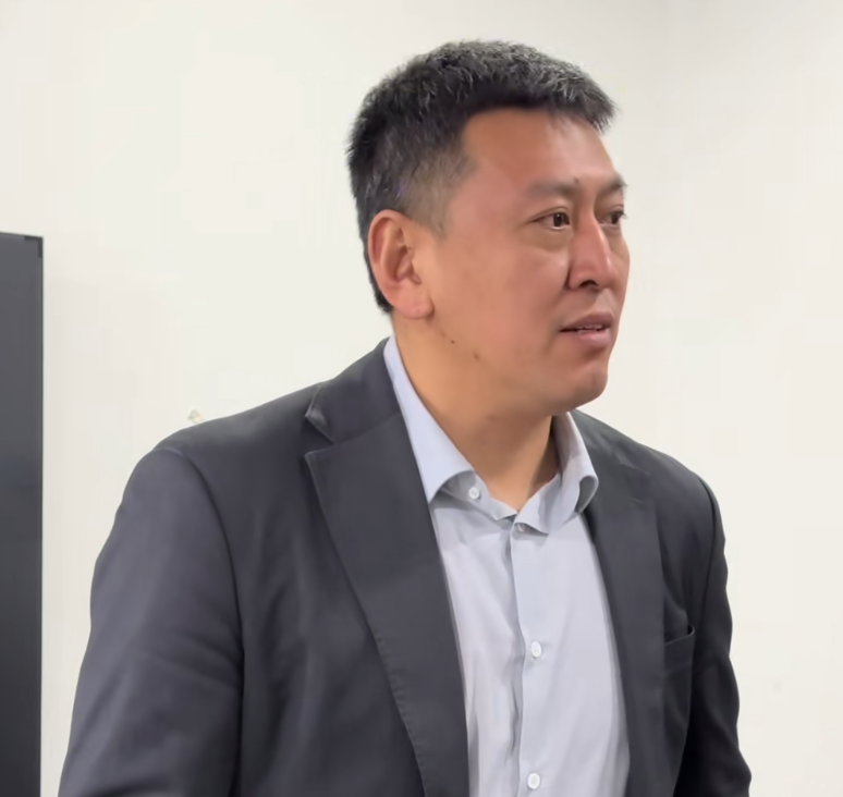 胜新疆更衣室！王世龙强调防守与反击，点出求胜欲，无金链子环节