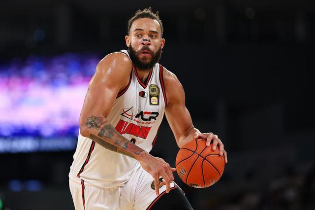 爱游戏在线-CBA｜冠军中锋麦基抵京报到，北汽男篮如虎添翼