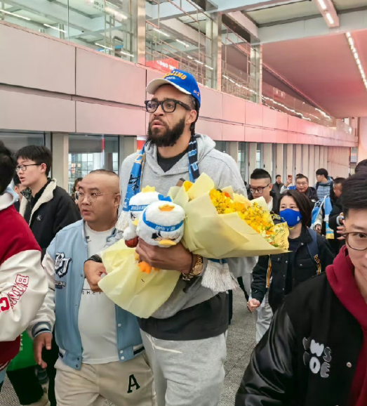 爱游戏在线-北京男篮官方：麦基正式抵京将穿0号 搭档周琦组超级双塔冲冠