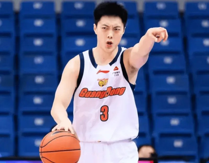 爱游戏-杜锋多给胡明轩一些尊重吧!末节开始搏命主导攻守,他的能力不差|广东|篮板|比赛|平拖|青岛_新浪体育_新浪新闻