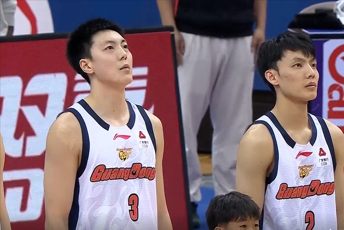 CBA:胡明轩13分加时逆转,18岁小将22+8,拼到4人五犯离场|麦考尔|王洪泽|米奇|韦瑟斯庞|客队_新浪体育_新浪新闻