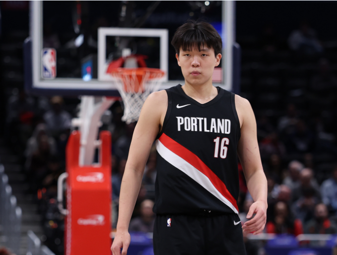 爱游戏网页版-杨瀚森NBA生涯季后赛首胜：全场遭弃用躺赢 回主场后能否登场？